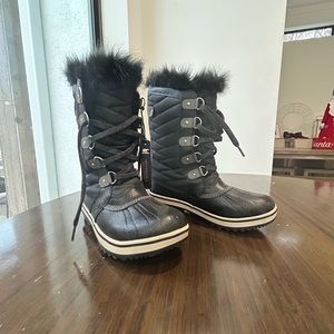 SOREL Waterproof shoes with Faux Fur Black size 5 W TAG
